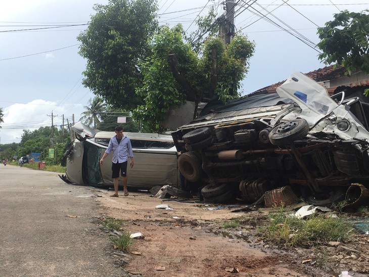 Xe hơi tông xe tải, 2 xe lật ngang, dân đập cửa kính cứu 5 người - Ảnh 1.