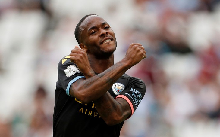 Sterling lập hat-trick, M.C đại thắng West Ham trận ra quân