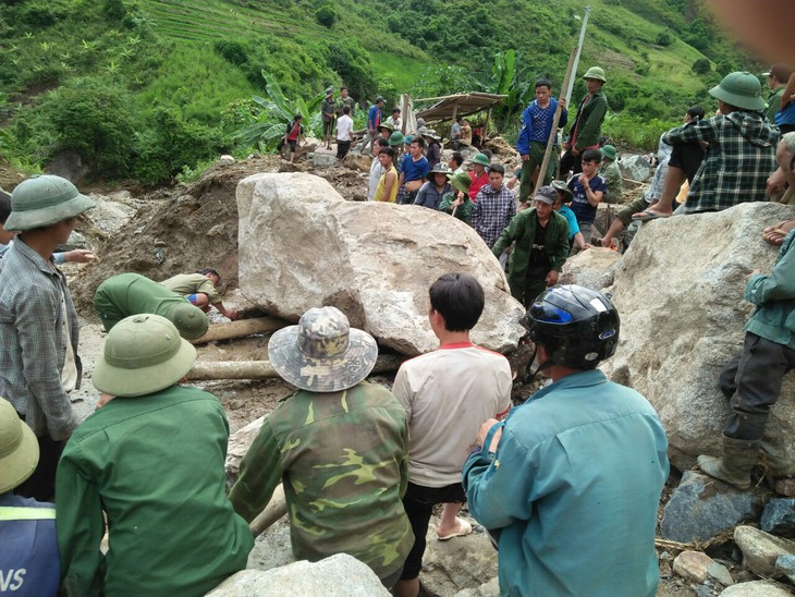 Hàng nghìn đoàn viên, thanh niên giúp dân dọn dẹp sau lũ - Ảnh 8.