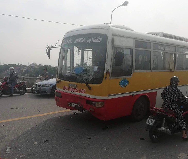 Xe buýt lấn làn, đâm thẳng hai nam sinh đi xe máy ngược lại - Ảnh 1.