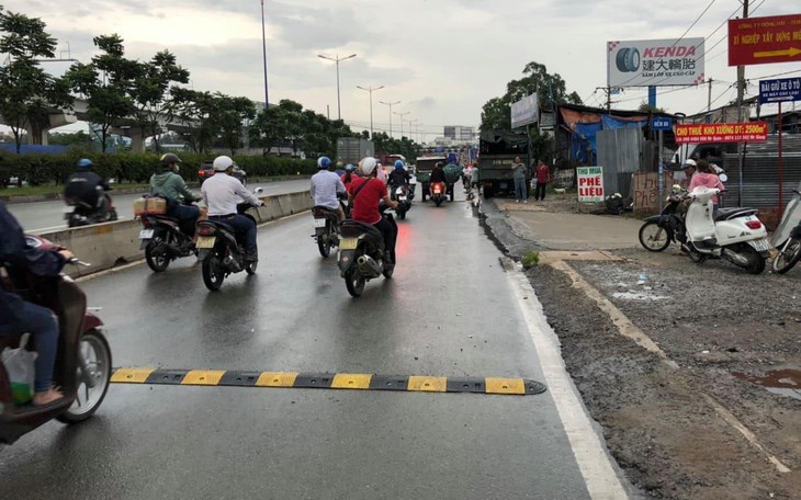 Tai nạn liên hoàn trên đường Nguyễn Văn Linh: Có nên bỏ gờ giảm tốc? - Ảnh 3.