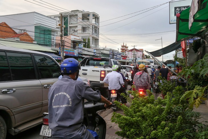 Ngán ngẩm cảnh ôtô chen hàng bến phà Cát Lái - Ảnh 3.