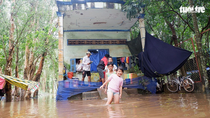 Gác lại dọn dẹp, lo đồng phục mới cho trẻ vùng ngập - Ảnh 1.