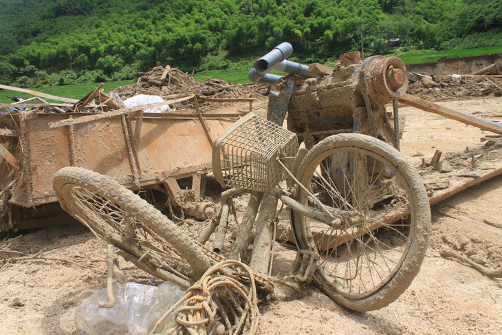 Phó chủ tịch nước Đặng Thị Ngọc Thịnh trao quà cho người dân vùng lũ Thanh Hóa - Ảnh 2.