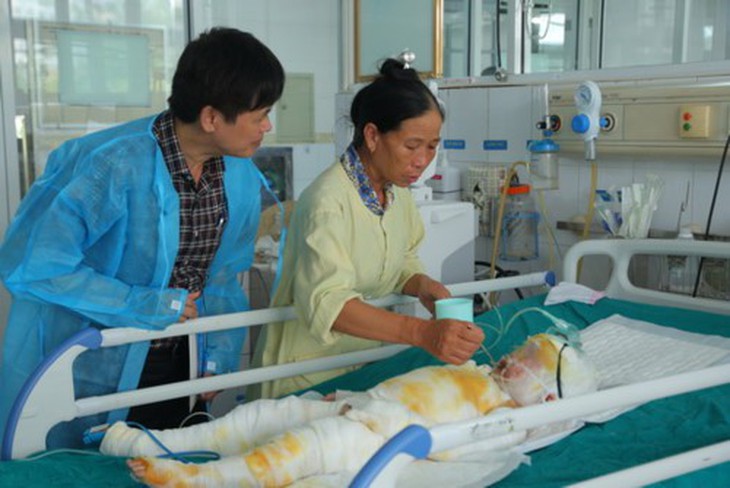 Tạm đình chỉ nhóm trẻ, lớp mẫu giáo có 3 trẻ bị bỏng do học phòng cháy nổ - Ảnh 1. Tạm đình chỉ nhóm trẻ, lớp mẫu giáo có 3 trẻ bị bỏng do học phòng cháy nổ - Ảnh 1.