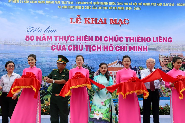 Nhìn lại công cuộc đổi mới TP.HCM tại triển lãm thực hiện Di chúc Bác Hồ - Ảnh 2.