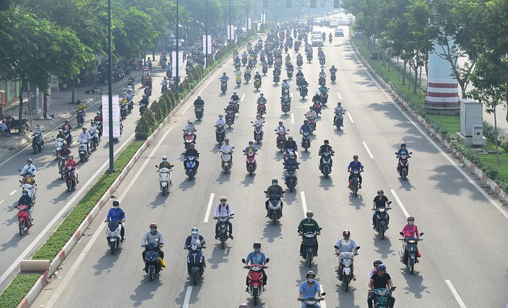 Hàng ngàn, hàng vạn xe máy vẫn cứ tràn vào làn đường ôtô - Ảnh 1. Hàng ngàn, hàng vạn xe máy vẫn cứ tràn vào làn đường ôtô - Ảnh 1.