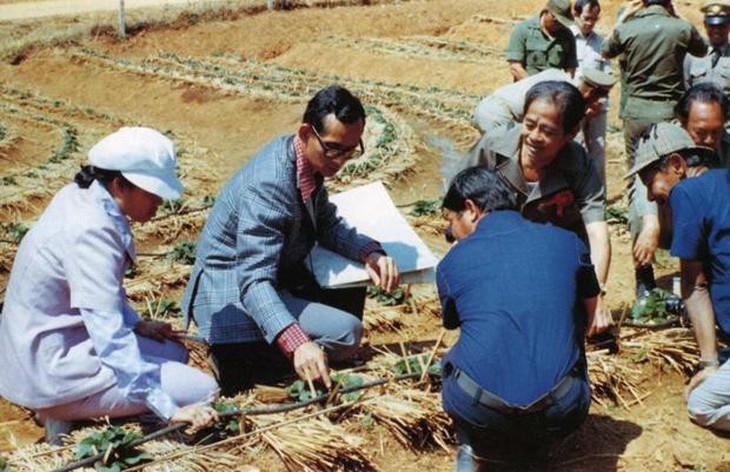 Nhìn lại hành trình thay trời làm mưa giúp nông dân của Nhà vua Thái - Ảnh 1.