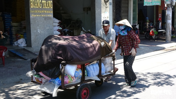 Tiểu thương bới tìm từng bao muối, bịch xà bông... trong tàn tro khu chợ cháy - Ảnh 5.