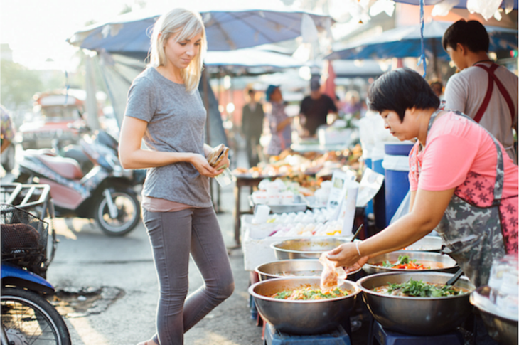 Thái Lan làm sạch thức ăn đường phố để hút du lịch - Ảnh 1.