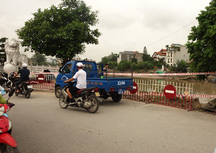 Phát hiện bom ngay chân cầu Tam Bạc, Hải Phòng - Ảnh 2.