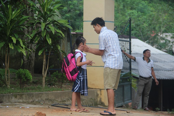 Học trò vùng lũ Na Mèo rộn ràng ngày tựu trường - Ảnh 5.