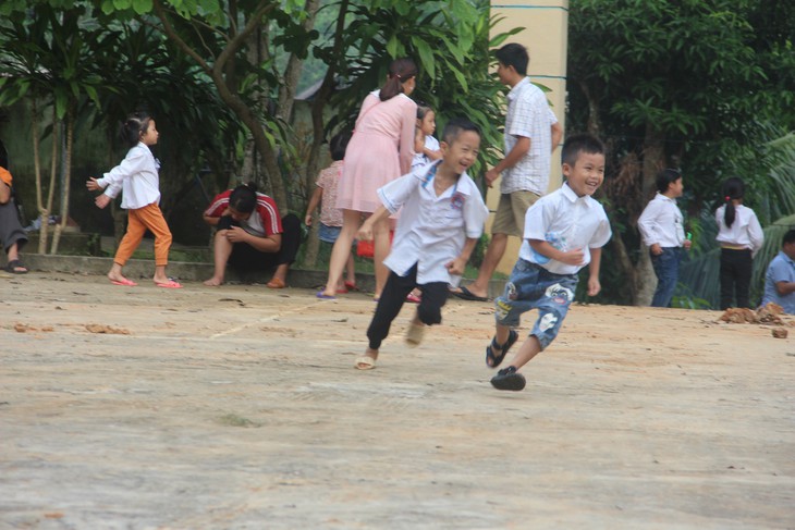 Học trò vùng lũ Na Mèo rộn ràng ngày tựu trường - Ảnh 1.