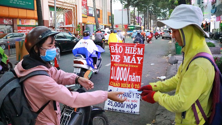 Bảo hiểm siêu rẻ mua trên lề đường, công an phạt như thường - Ảnh 1.