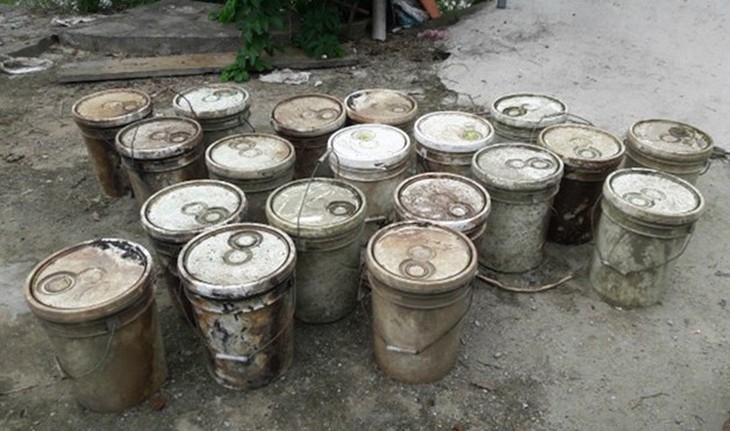 Phát hiện 27 thùng chứa chất lạ đặt dưới kênh thủy nông - Ảnh 1.