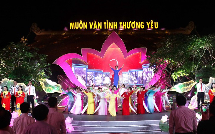 Sâu lắng chương trình nghệ thuật ‘Muôn vàn tình thương yêu’