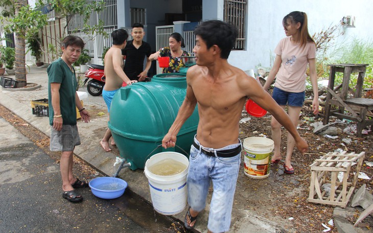 Trường học đóng cửa, xe quân đội tiếp nước cho dân