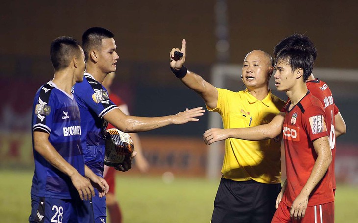 V-League đá, HLV Park Hang Seo hồi hộp