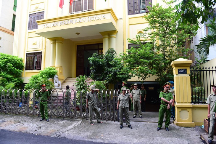 Ông Nguyễn Hữu Linh lại hầu tòa nghi án dâm ô bé gái - Ảnh 1.