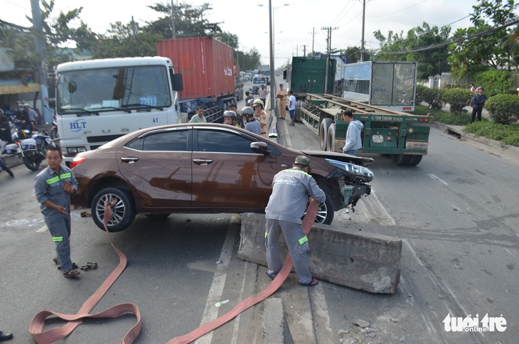 Xe container tông liên hoàn, hướng ra vào cảng Cát Lái tê liệt - Ảnh 1.