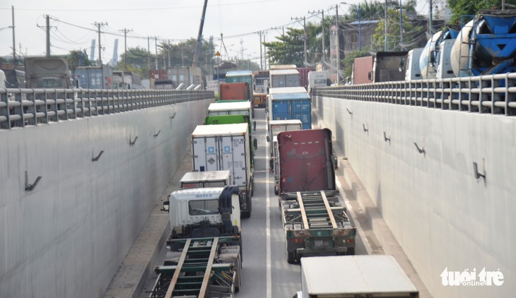 Xe container tông liên hoàn, hướng ra vào cảng Cát Lái tê liệt - Ảnh 3.