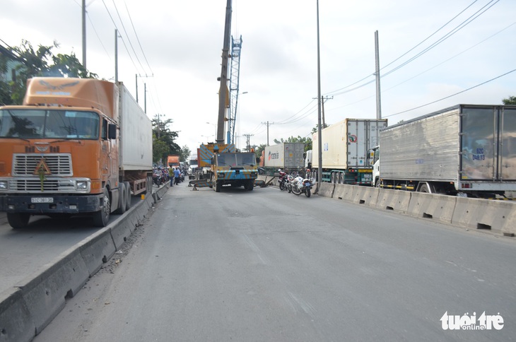 Xe container tông liên hoàn, hướng ra vào cảng Cát Lái tê liệt - Ảnh 4.