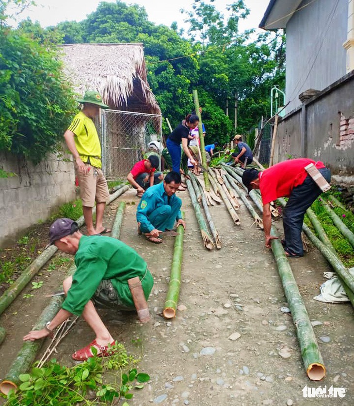 Cảm động phụ huynh mang tre, nứa dựng ký túc xá cho con - Ảnh 4.