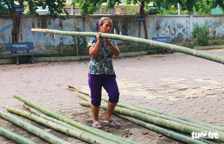 Cảm động phụ huynh mang tre, nứa dựng ký túc xá cho con - Ảnh 3.