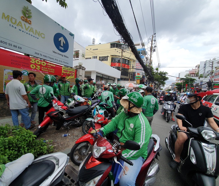 Grab tạm dừng thu thuế 60.000 đồng/ngày của tài xế - Ảnh 3.