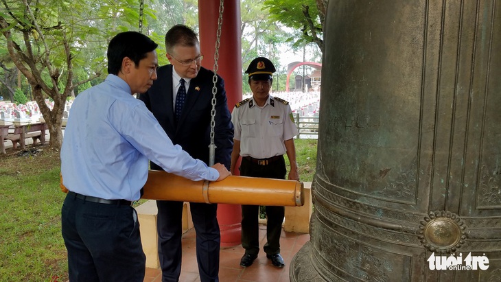 Lần đầu tiên, đại sứ Mỹ viếng nghĩa trang liệt sĩ quốc gia Trường Sơn - Ảnh 2.