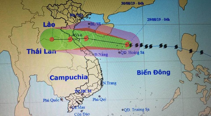 Bão số 4 cách đất liền Quảng Trị - Quảng Ngãi 480km, mưa lớn dịp lễ - Ảnh 1.