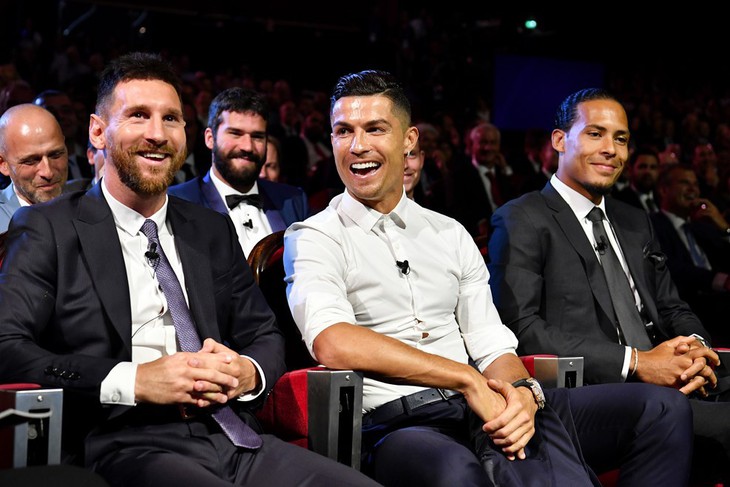 Vượt mặt Messi và Ronaldo, Van Dijk đoạt danh hiệu cầu thủ hay nhất mùa của UEFA - Ảnh 2.