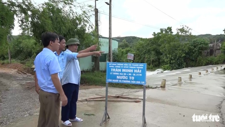 Nước lũ dâng cao đổ về làm ngập hơn 600ha hoa màu ở Thanh Hóa - Ảnh 3.