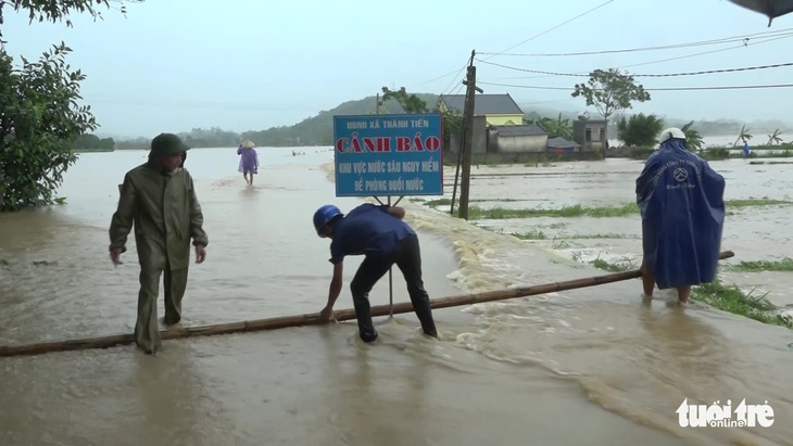 Nước lũ dâng cao đổ về làm ngập hơn 600ha hoa màu ở Thanh Hóa - Ảnh 4.