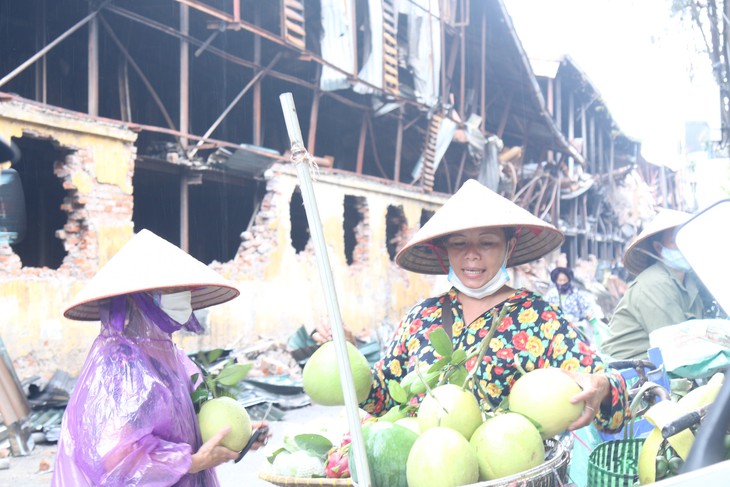 Thu hồi khuyến cáo không sử dụng thực phẩm bán kính 1km vụ cháy Rạng Đông - Ảnh 1.