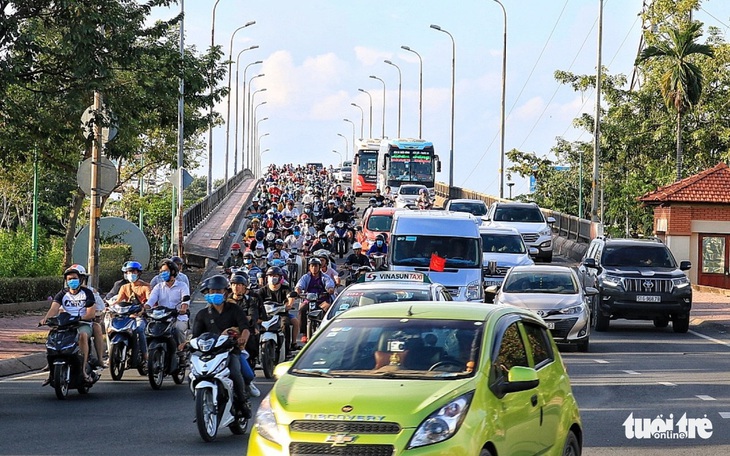 Đường về miền Tây tăng 200%, đi miền Đông vắng vẻ, Tân Sơn Nhất thông thoáng - Ảnh 1. Đường về miền Tây tăng 200%, đi miền Đông vắng vẻ, Tân Sơn Nhất thông thoáng - Ảnh 1.
