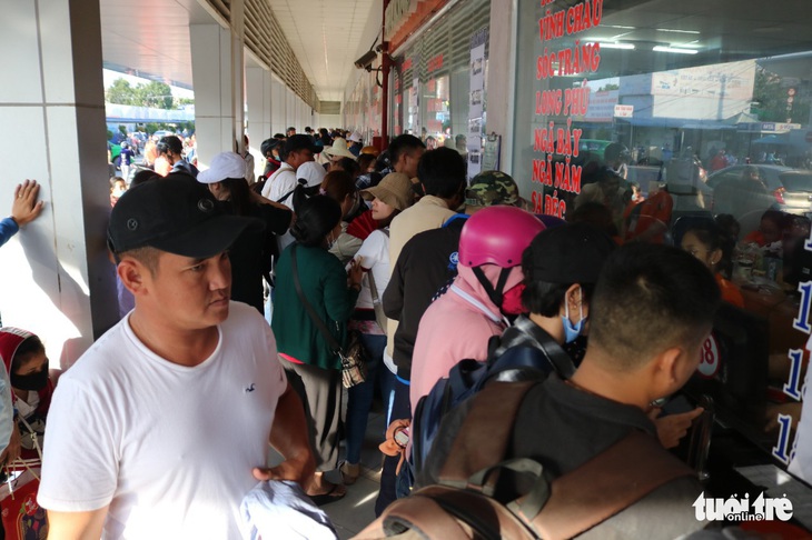 Đường về miền Tây tăng 200%, đi miền Đông vắng vẻ, Tân Sơn Nhất thông thoáng - Ảnh 2. Đường về miền Tây tăng 200%, đi miền Đông vắng vẻ, Tân Sơn Nhất thông thoáng - Ảnh 2.