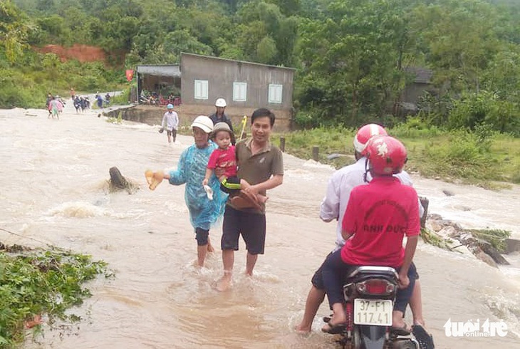 3 giờ giải cứu bốn nam thanh niên mắc kẹt giữa sông do lũ dữ - Ảnh 2.