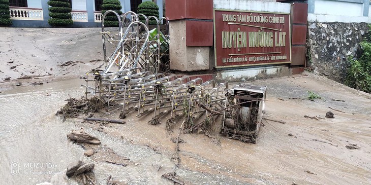 Trưởng công an xã bị đất đá vùi khi đi chỉ đạo khắc phục hậu quả mưa lũ - Ảnh 2.