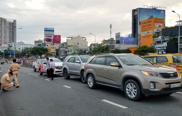 3 ôtô tông nhau trên cầu vượt Hàng Xanh, xe cộ kẹt cứng - Ảnh 1.