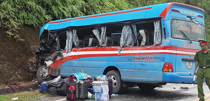 Khởi tố lái xe lấn làn khiến xe chở đoàn thiện nguyện đâm vào vách núi - Ảnh 1. Khởi tố lái xe lấn làn khiến xe chở đoàn thiện nguyện đâm vào vách núi - Ảnh 1.