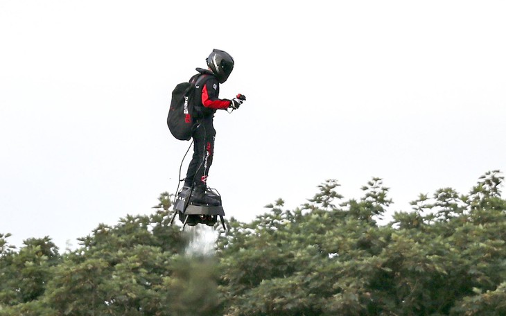 Mãn nhãn với màn trình diễn ván phản lực kéo Quốc kỳ trên sông Đà - Ảnh 13.