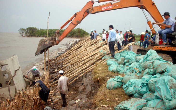 Cà Mau đánh chìm sà lan ngăn sạt lở đê biển Tây