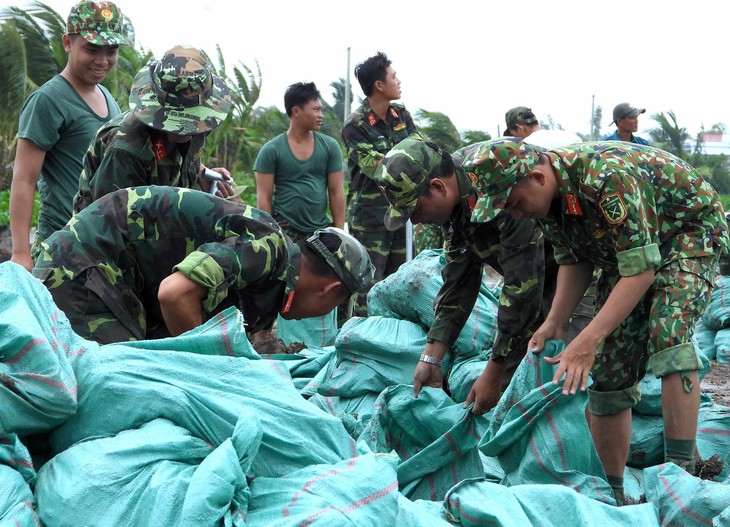 Cà Mau đánh chìm sà lan ngăn sạt lở đê biển Tây - Ảnh 2.