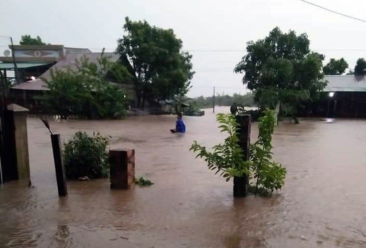 Mưa to kéo dài, hàng trăm ngôi nhà ở huyện biên giới Ea Súp bị ngập chìm - Ảnh 2.