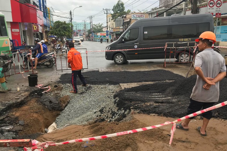 Mặt đường trung tâm quận Thủ Đức sụt lún, sửa chữa liền mấy đêm - Ảnh 1.