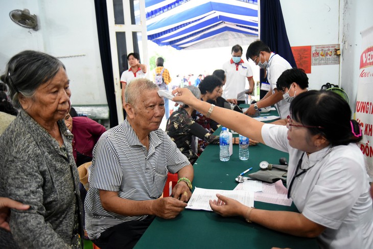 Khám, phát thuốc cho 700 người có hoàn cảnh khó khăn - Ảnh 1.