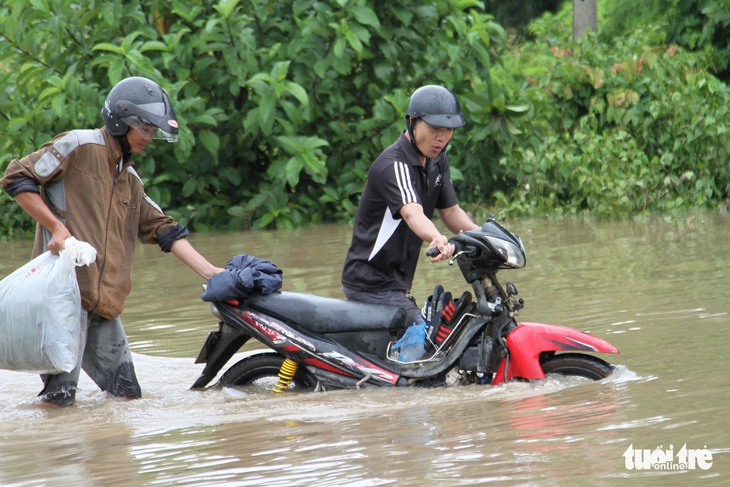 30.000 hộ dân Đắk Lắk bị cô lập, hàng chục ngàn ngôi nhà chìm trong biển nước - Ảnh 2.