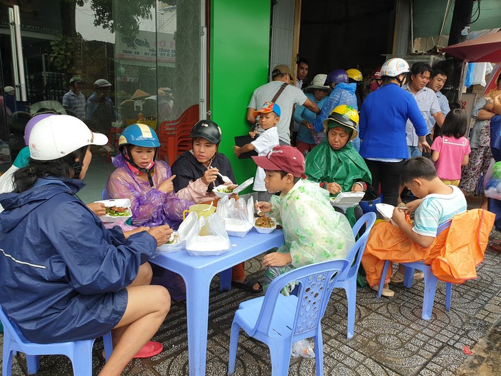 Bạn trẻ Phú Quốc phát cơm nóng cho bà con nghèo ngày mưa bão - Ảnh 4.