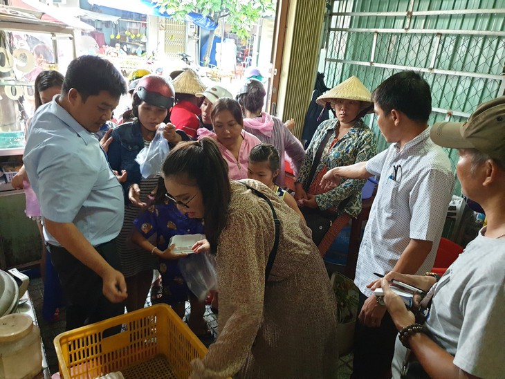 Bạn trẻ Phú Quốc phát cơm nóng cho bà con nghèo ngày mưa bão - Ảnh 2.